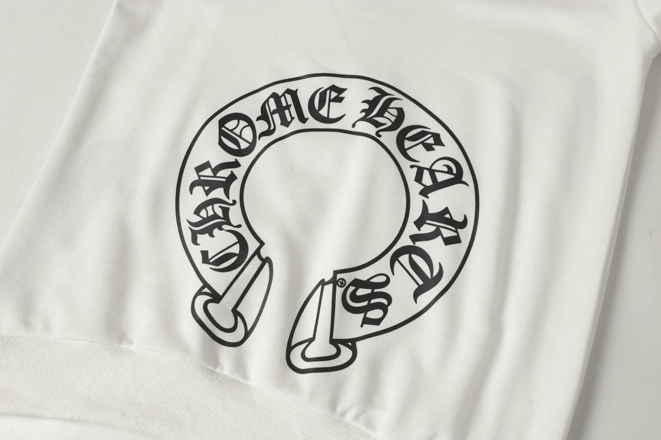 P240 Cross-border model, please do not place an order if you are pursuing quality - Chrome Hearts/Chrome Hearts Lips👄 Horseshoe Sanskrit printed hooded sweatshirt - High weight, high density, high quality, soft, delicate and skin-friendly wool, soft and silky to the touch, excellent warmth and skin-friendly properties - Custom-woven and dyed, no color difference, no matter the fabric or workmanship details, beat the ordinary version on the market - Hardware zipper accessories are all customized, full of details -Colour: black white -Size: S M L XL